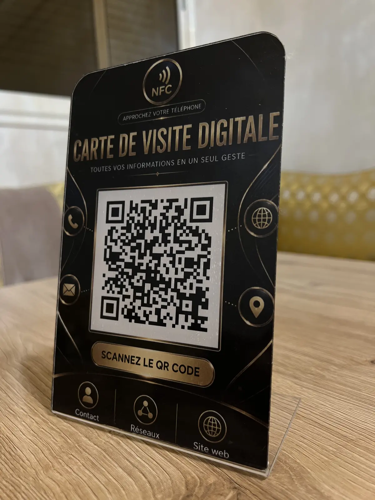 حامل بطاقة أعمال Taplio الرقمية مع الوصول عبر NFC وQR