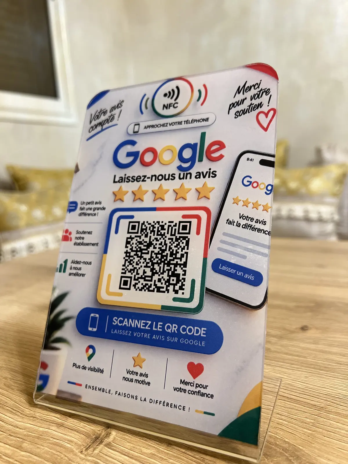 Stand Taplio avis Google avec puce NFC et QR code sur un comptoir